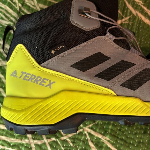 Adidas Kids Terrex Mid Gore-Tex Hiking Boot. 6.5 - Picture 5 of 10